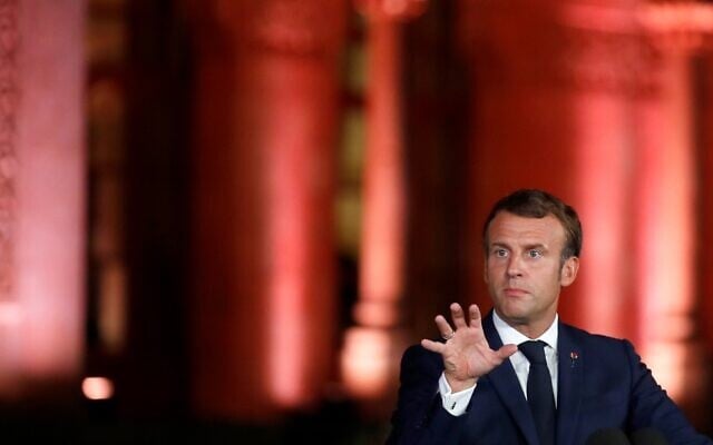 Le président français Emmanuel Macron lors d'une conférence de presse à la résidence des Pins, la résidence officielle de l'ambassadeur de France au Liban, à Beyrouth, le 1er septembre 2020. (GONZALO FUENTES / POOL / AFP) Le président français Emmanuel Macron lors d'une conférence de presse à la résidence des Pins, la résidence officielle de l'ambassadeur de France au Liban, à Beyrouth, le 1er septembre 2020. (GONZALO FUENTES / POOL / AFP)