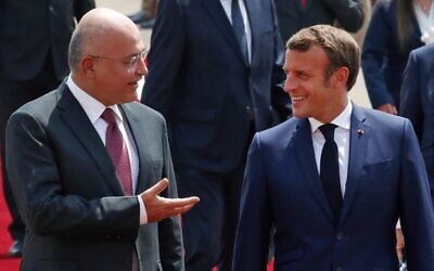 Le président irakien Barham Saleh (à gauche) accueille son homologue français Emmanuel Macron à son arrivée au palais Salam à Bagdad, le 2 septembre 2020. (GONZALO FUENTES / POOL / AFP)