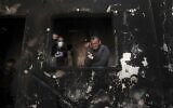 Omar al-Hazeen devant sa maison réduite en cendre où ses trois enfants ont péri à cause d'une bougie allumée pendant une coupure d'électricité dans le camp de réfugiés d'al-Nusirat, dans le centre de la bande de Gaza, le 2 septembre 2020. (Crédit : MAHMUD HAMS / AFP)