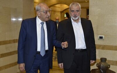Le président du Parlement libanais Nabih Berri (à gauche) reçoit le chef du Hamas Ismail Haniyeh au palais Ain el-Tineh à Beyrouth, le 2 septembre 2020. (AFP)