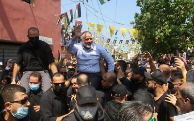Le chef du Hamas Ismail Haniyeh saluant des sympathisants lors d'une visite du camp Ain al-Hilweh, le plus grand camp de réfugiés palestiniens au Liban, près de la ville de Sidon dans le sud du pays, le 6 septembre 2020. (Crédit : Mahmoud Zayyat/AFP)