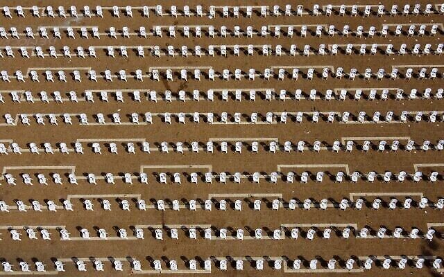 Une vue aérienne montre des chaises installées sur la place Rabin de Tel Aviv pour symboliser les 1 000 morts dues aux coronavirus en Israël, le 7 septembre 2020. (JACK GUEZ / AFP)