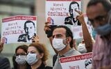 Des manifestants réunis devant un tribunal d'Istanbul brandissent des portraits des journalistes emprisonnés sur le point d'être jugés, le 9 septembre 2020, (Crédit : Ozan KOSE / AFP)