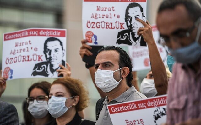 Des manifestants réunis devant un tribunal d'Istanbul brandissent des portraits des journalistes emprisonnés sur le point d'être jugés, le 9 septembre 2020, (Crédit : Ozan KOSE / AFP) Des manifestants réunis devant un tribunal d'Istanbul brandissent des portraits des journalistes emprisonnés sur le point d'être jugés, le 9 septembre 2020, (Crédit : Ozan KOSE / AFP)