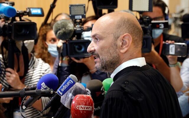 L'avocat de "Charlie Hebdo", Richard Malka, s'entretient avec la presse au palais de justice de Paris, le 9 septembre 2020, lors du procès de 14 personnes soupçonnées d'être complices des djihadistes responsables des attentats de "Charlie Hebdo" et de l’Hyper Cacher en janvier 2015. (Crédit : GEOFFROY VAN DER HASSELT / AFP)