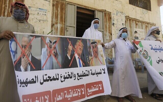 Des Palestiniens brandissent une pancarte comportant les portraits barrés de Benjamin Netanyahu, du prince héritier d'Abou Dhabi Mohammed bin Zayed Al Nahyane, du gouverneur de Dubaï Mohammed bin Rashid Al Maktoum, du président américain Donald Trump et du roi du Bahreïn Hamad bin Isa Al Khalifa, lors d'une manifestation organisée par le Hamas dans la bande de Gaza, à Deir al-Balah, le 12 septembre 2020, pour condamner l'accord de normalisation Israël-Bahreïn. (Mahmud Hams/AFP) Des Palestiniens brandissent une pancarte comportant les portraits barrés de Benjamin Netanyahu, du prince héritier d'Abou Dhabi Mohammed bin Zayed Al Nahyane, du gouverneur de Dubaï Mohammed bin Rashid Al Maktoum, du président américain Donald Trump et du roi du Bahreïn Hamad bin Isa Al Khalifa, lors d'une manifestation organisée par le Hamas dans la bande de Gaza, à Deir al-Balah, le 12 septembre 2020, pour condamner l'accord de normalisation Israël-Bahreïn. (Mahmud Hams/AFP)