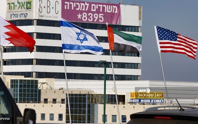 Les drapeaux, de gauche à droite, du Bahreïn, d'Israël, des Emirats arabes unis et des Etats-Unis le long d'une route de la ville de Netanya, dans le centre d'Israël, le 13 septembre 2020. (Crédit : JACK GUEZ / AFP) Les drapeaux, de gauche à droite, du Bahreïn, d'Israël, des Emirats arabes unis et des Etats-Unis le long d'une route de la ville de Netanya, dans le centre d'Israël, le 13 septembre 2020. (Crédit : JACK GUEZ / AFP)