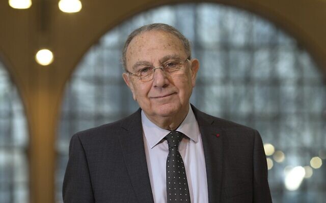 Le maire socialiste du 3è arrondissement  Pierre Aidenbaum pose au Carreau du Temple, à Paris, le 20 février 2014 (Crédit :   Joël SAGET / AFP)