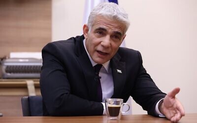 Le chef de l'opposition Yair Lapid de Yesh Atid-Telem à son bureau de la Knesset, à Jérusalem, le 14 septembre 2020. (Emmanuel Dunand/AFP)
