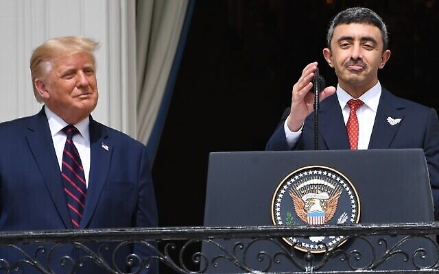 Le président Donald Trump, à gauche, regarde le ministre des Affaires étrangères émirati Abdullah bin Zayed Al-Nahyan, à droite, lors de la cérémonie de signature des Accords d'Abraham alors que les deux hommes se trouvent sur le balcon Truman de la Maison Blanche à Washington, le 15 septembre 2020 (Crédit : SAUL LOEB / AFP)