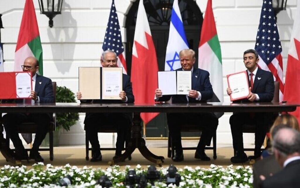 De gauche à droite : le ministre des Affaires étrangères du Bahreïn Abdullatif al-Zayani, le Premier ministre israélien Benjamin Netanyahu, le Président américain Donald Trump et le ministre des Affaires étrangères des Émirats arabes unis Abdullah bin Zayed al-Nahyan, exhibent les documents issus de la signature des Accords d'Abraham, où le Bahreïn et les Émirats arabes unis reconnaissent Israël, à la Maison Blanche à Washington, DC, le 15 septembre 2020. (Crédit : SAUL LOEB/AFP)