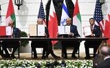 De gauche à droite : le ministre des Affaires étrangères du Bahreïn Abdullatif al-Zayani, le Premier ministre israélien Benjamin Netanyahu, le Président américain Donald Trump et le ministre des Affaires étrangères des Émirats arabes unis Abdullah bin Zayed al-Nahyan, exhibent les documents issus de la signature des Accords d'Abraham, où le Bahreïn et les Émirats arabes unis reconnaissent Israël, à la Maison Blanche à Washington, DC, le 15 septembre 2020. (Crédit : SAUL LOEB/AFP)