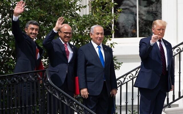 De gauche à droite : Le ministre des Affaires étrangères des Émirats arabes unis Abdullah bin Zayed Al-Nahyan, le ministre des Affaires étrangères de Bahreïn Abdullatif al-Zayani, le Premier ministre israélien Benjamin Netanyahu et le président américain Donald Trump, saluent la foule sur la pelouse sud de la Maison Blanche après avoir signé les Accords d'Abraham, à Washington, le 15 septembre 2020. (SAUL LOEB / AFP)
