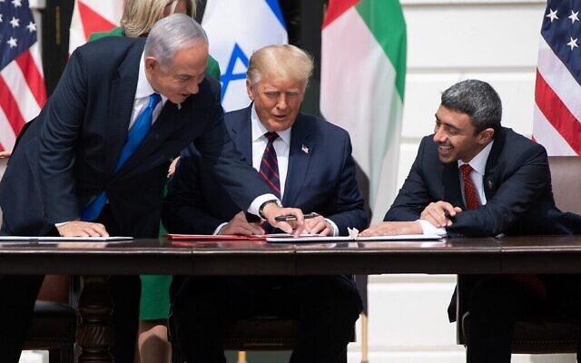 De gauche à droite : le Premier ministre israélien Benjamin Netanyahu, le président américain Donald Trump et le ministre des Affaires étrangères des EAU Abdullah bin Zayed Al-Nahyan participent à la signature des Accords d'Abraham à la Maison Blanche, le 15 septembre 2020. (SAUL LOEB / AFP) De gauche à droite : le Premier ministre israélien Benjamin Netanyahu, le président américain Donald Trump et le ministre des Affaires étrangères des EAU Abdullah bin Zayed Al-Nahyan participent à la signature des Accords d'Abraham à la Maison Blanche, le 15 septembre 2020. (SAUL LOEB / AFP)