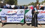 Des manifestantes afghanes brandissent des bannières et scandent des slogans lors d'une marche de soutien aux négociations de paix entre le gouvernement afghan et les Taliban, à Jalalabad le 16 septembre 2020. (Crédit : NOORULLAH SHIRZADA / AFP)