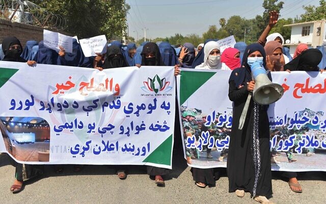 Des manifestantes afghanes brandissent des bannières et scandent des slogans lors d'une marche de soutien aux négociations de paix entre le gouvernement afghan et les Taliban, à Jalalabad le 16 septembre 2020. (Crédit : NOORULLAH SHIRZADA / AFP) Des manifestantes afghanes brandissent des bannières et scandent des slogans lors d'une marche de soutien aux négociations de paix entre le gouvernement afghan et les Taliban, à Jalalabad le 16 septembre 2020. (Crédit : NOORULLAH SHIRZADA / AFP)