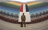 Un soldat irakien se tient à la mosquée al-Rahman, construite en 1989 après la guerre entre l'Iran et l'Irak, dans la région d'al-Faw, dans le sud du pays, le 17 septembre 2020 (Crédit :  Hussein FALEH / AFP)