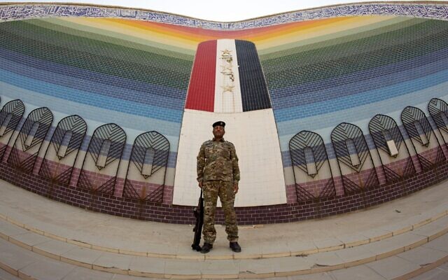Un soldat irakien se tient à la mosquée al-Rahman, construite en 1989 après la guerre entre l'Iran et l'Irak, dans la région d'al-Faw, dans le sud du pays, le 17 septembre 2020 (Crédit :  Hussein FALEH / AFP)