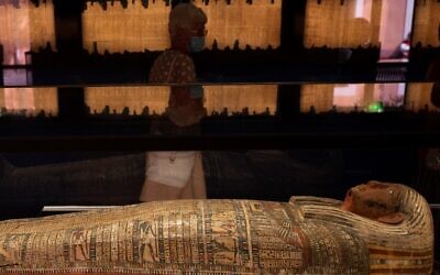 Des visiteurs marchent le long d'un sarcophage durant l'exposition "Pharaon, Osiris et momie" au musée Granet à Aix-en-Provence, dans le sud-est de la France, le 18 septembre 2020. L'exposition aura lieu du 19 septembre au 14 février 2021. (Christophe SIMON / AFP)