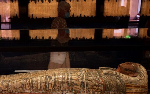 Des visiteurs marchent le long d'un sarcophage durant l'exposition "Pharaon, Osiris et momie" au musée Granet à Aix-en-Provence, dans le sud-est de la France, le 18 septembre 2020. L'exposition aura lieu du 19 septembre au 14 février 2021. (Christophe SIMON / AFP) Des visiteurs marchent le long d'un sarcophage durant l'exposition "Pharaon, Osiris et momie" au musée Granet à Aix-en-Provence, dans le sud-est de la France, le 18 septembre 2020. L'exposition aura lieu du 19 septembre au 14 février 2021. (Christophe SIMON / AFP)