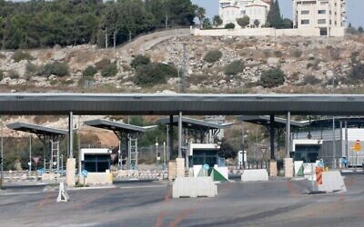 Une image prise depuis Beit Jala montre le checkpoint israélien qui fait le lien avec la ville de Bethléem, en Cisjordanie, après sa fermeture par les autorités pour tenter de contenir la propagation du coronavirus, le 19 septembre 2020 (Crédit : Hazem Bader/AFP)