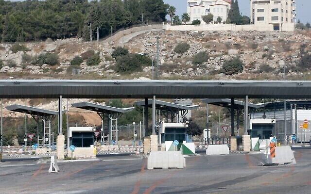 Une image prise depuis Beit Jala montre le checkpoint israélien qui fait le lien avec la ville de Bethléem, en Cisjordanie, après sa fermeture par les autorités pour tenter de contenir la propagation du coronavirus, le 19 septembre 2020 (Crédit : Hazem Bader/AFP)