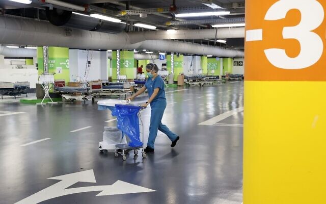 Une infirmière travaillant dans le parking souterrain du Rambam Health Care Campus qui a été transformé en centre de soins intensifs pour les patients atteints du coronavirus, dans la ville de Haïfa, au nord d'Israël, le 23 septembre 2020. (JACK GUEZ / AFP)