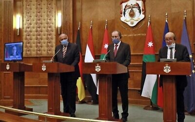 De gauche à droite : le ministre des Affaires étrangères égyptien Sameh Shoukry, son homologue jordanien Ayman Safadi et le chef de la diplomatie française Jean-Yves Le Drian lors d'une conférence de presse à Amman pendant une rencontre internationale sur le processus de paix israélo-palestinien, le 24 septembre 2020. (Crédit : Khalil Mazraawi/Pool/AFP)