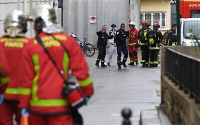 Des pompiers transportent un blessé dans une ambulance près des anciens bureaux du journal satirique français "Charlie Hebdo" suite à une agression à l'arme blanche, à Paris, le 25 septembre 2020. (Alain Jocard / AFP)