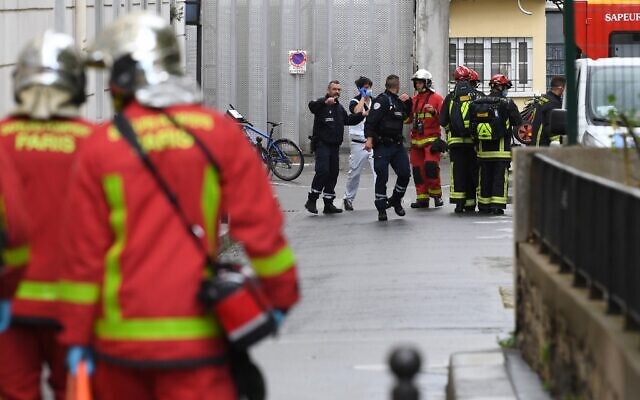 Des pompiers transportent un blessé dans une ambulance près des anciens bureaux du journal satirique français "Charlie Hebdo" suite à une agression à l'arme blanche, à Paris, le 25 septembre 2020. (Alain Jocard / AFP)