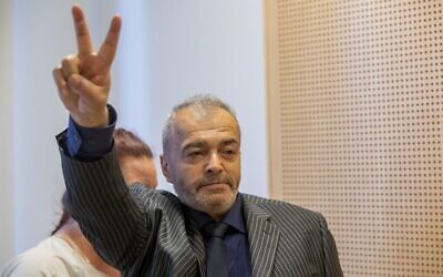Walid Abdulrahman Abu Zayed faisant un V de la victoire lors d'une audience d'extradition devant le tribunal de district d'Oslo, le 25 septembre 2020. (Crédit : Terje Bendiksby / NTB / AFP)
