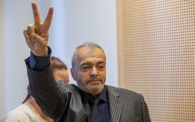 Walid Abdulrahman Abu Zayed faisant un V de la victoire lors d'une audience d'extradition devant le tribunal de district d'Oslo, le 25 septembre 2020. (Crédit : Terje Bendiksby / NTB / AFP) Walid Abdulrahman Abu Zayed faisant un V de la victoire lors d'une audience d'extradition devant le tribunal de district d'Oslo, le 25 septembre 2020. (Crédit : Terje Bendiksby / NTB / AFP)