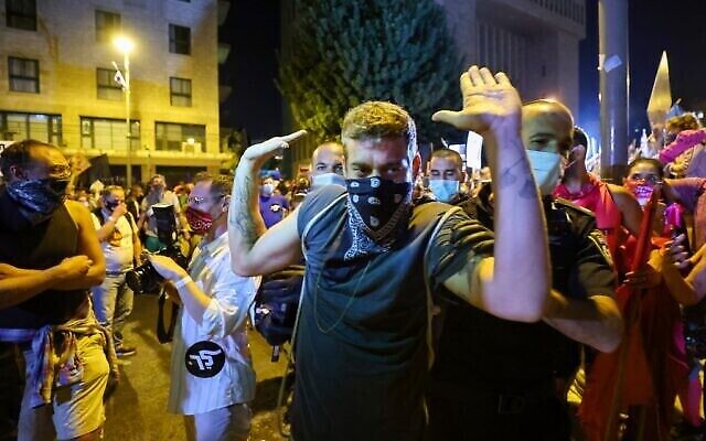 La police arrête un manifestant israélien au cours d'une manifestation, en plein confinement, devant la résidence du Premier ministre Benjamin Netanyahu à Jérusalem, réclamant sa démission, le 26 septembre 2020 (Crédit : EMMANUEL DUNAND / AFP)