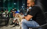 Des clients masqués avec leurs chiens au café "Barking Lot" dans la ville de Khobar, dans l'est du golfe saoudien, à 450 kilomètres à l'est de la capitale, le 25 septembre 2020. (FAYEZ NURELDINE / AFP)