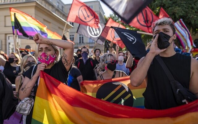 Des membres de la communauté LGBT organisent une contre-manifestation contre des nationalistes polonais, des hooligans et des organisations d'extrême droite à Varsovie, le 16 août 2020. (Wojtek RADWANSKI / AFP) Des membres de la communauté LGBT organisent une contre-manifestation contre des nationalistes polonais, des hooligans et des organisations d'extrême droite à Varsovie, le 16 août 2020. (Wojtek RADWANSKI / AFP)