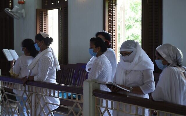 Des femmes Juives prient pendant Yom Kippour, le jour du Grand pardon, à la synagogue Magen Abraham d'Ahmedabad, le 28 septembre 2020 (Crédit : SAM PANTHAKY / AFP)