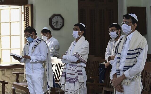 Des fidèles Juifs prient pendant Yom Kippour, le jour du Grand pardon, à la synagogue Magen Abraham d'Ahmedabad, le 28 septembre 2020 (Crédit : SAM PANTHAKY / AFP)