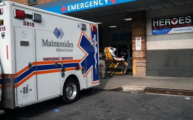 Des personnels médicaux amènent un malade au centre médical Maimonides de Brooklyn, à New York City, le 14 septembre 2020 (Crédit : Spencer Platt/Getty Images/AFP)