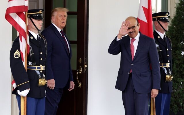 Le président américain Donald Trump accueille le ministre des Affaires étrangères du Bahreïn Abdullatif bin Rashid Al Zayani à son arrivée à la Maison Blanche, le 15 septembre 2020, à Washington. (Alex Wong / Getty Images / AFP)