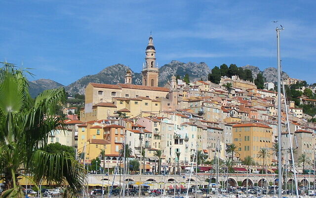 Vue d'une partie de la vieille ville de Menton, depuis le vieux port. (Crédit : vinbaron / CC BY-SA 3.0) Vue d'une partie de la vieille ville de Menton, depuis le vieux port. (Crédit : vinbaron / CC BY-SA 3.0)