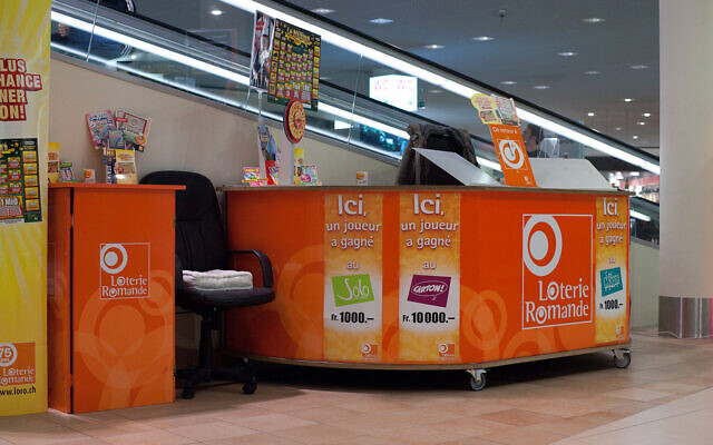 Un stand de la Loterie romande au centre commercial de La Maladière à Neuchâtel. (Crédit : Ludovic Péron / CC BY-SA 3.0)