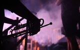 Avishai Cohen, co-fondateur et directeur artistique de l'événement, se produit sur scène lors du Festival de Jazz de Jérusalem, le 8 septembre 2020. (EMMANUEL DUNAND / AFP)