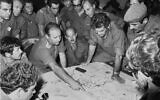 Des officiers supérieurs de l'armée israélienne regardent une carte pendant la guerre de Kippour en octobre 1973. (Armée israélienne/Archives du ministère de la Défense)