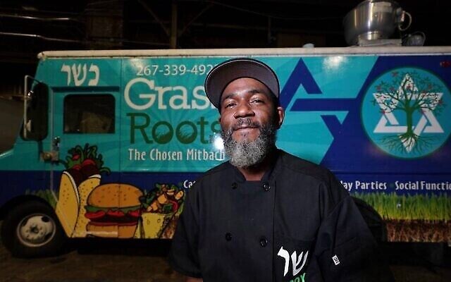 Troy Harris devant son camion-restaurant casher, Grassroots. (Joseph Kaczmarek vis JTA)