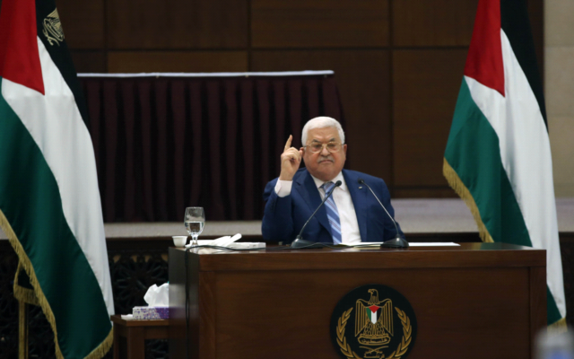 Le président de l'Autorité palestinienne Mahmoud Abbas préside une réunion conjointe des dirigeants palestiniens suite à l'accord de normalisation conclu entre les EAU et Israël, le 18 août 2020 (Autorisation : Wafa) Le président de l'Autorité palestinienne Mahmoud Abbas préside une réunion conjointe des dirigeants palestiniens suite à l'accord de normalisation conclu entre les EAU et Israël, le 18 août 2020 (Autorisation : Wafa)