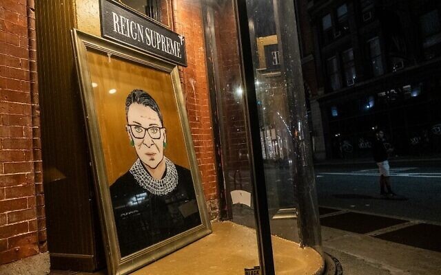 Un portrait de la juge de la Cour suprême des États-Unis, Ruth Bader Ginsburg, exposé dans une vitrine le 19 septembre 2020 à New York. (Jeenah Moon / Getty Images / AFP) Un portrait de la juge de la Cour suprême des États-Unis, Ruth Bader Ginsburg, exposé dans une vitrine le 19 septembre 2020 à New York. (Jeenah Moon / Getty Images / AFP)