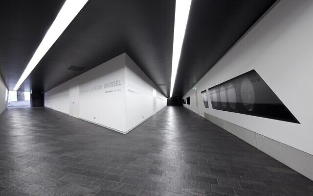 À l'intérieur du bâtiment Libeskind du musée juif de Berlin, qui a réouvert le 23 août. (Crédit : Jens Ziehe/Jewish Museum Berlin/ via JTA)
