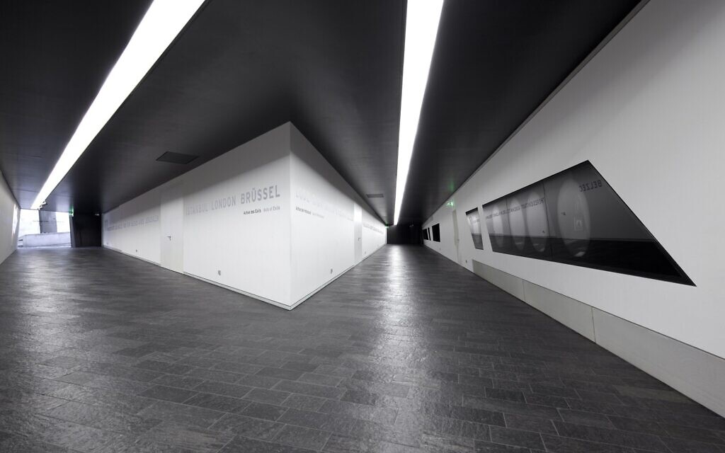 À l'intérieur du bâtiment Libeskind du musée juif de Berlin, qui a réouvert le 23 août. (Crédit : Jens Ziehe/Jewish Museum Berlin/ via JTA)