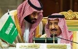 Le prince héritier saoudien Mohammed ben Salmane, à gauche, parle à son père, le roi Salmane, lors d'une réunion du Conseil de coopération du Golfe à Riyad, le 9 décembre 2018. (Agence de presse saoudienne via AP)
