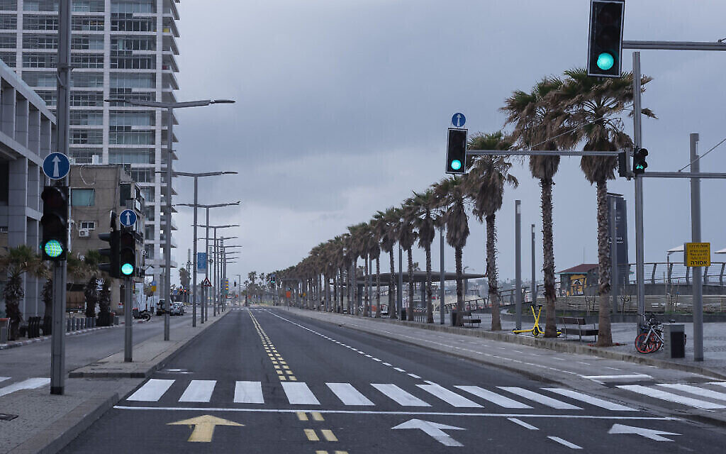 Illustration : dans cette photo du 11 avril 2020, la promenade du front de mer de Tel Aviv et un axe majeur sont vides pendant le confinement imposé par des mesures gouvernementales pour aider à arrêter la propagation du coronavirus à Tel Aviv. (Photo AP / Oded Balilty)